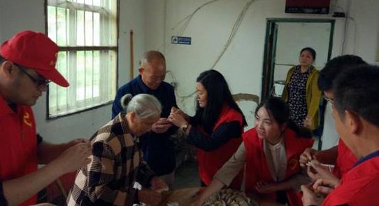 【新时代文明实践在桂阳】仁义镇开展团员青年慰问老人活动