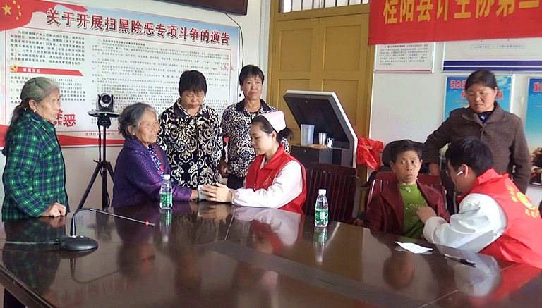 县计生协会组织开展为贫困母亲送健康关爱活动