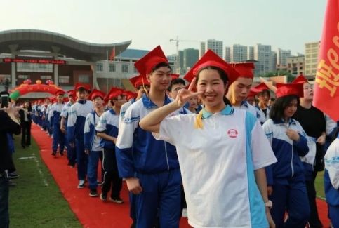 桂阳一中举行2019年“十八而志 筑梦起航”成人礼活动