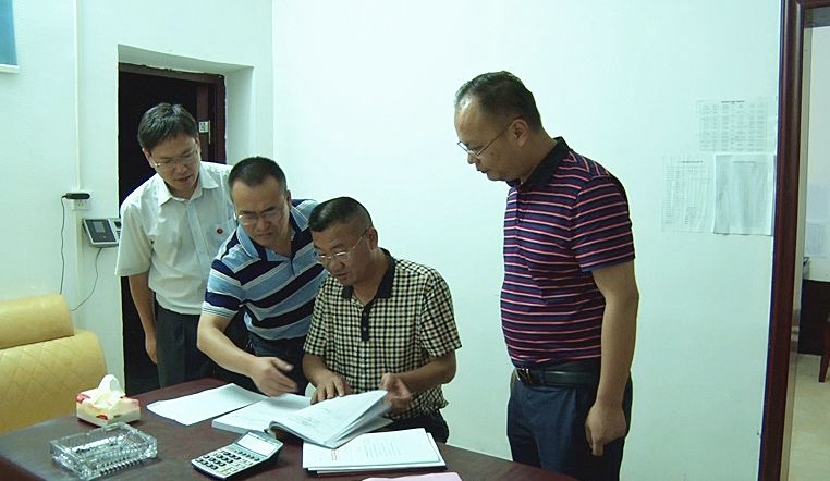 黄力夜查防洪防汛工作值守情况