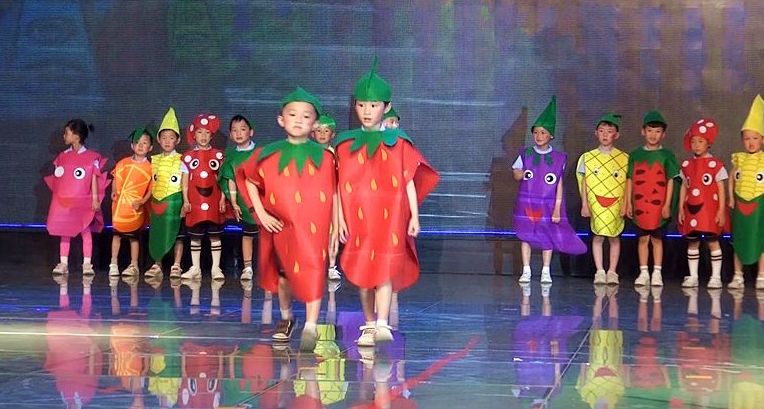 深蓝贝贝幼儿园举办文艺表演活动