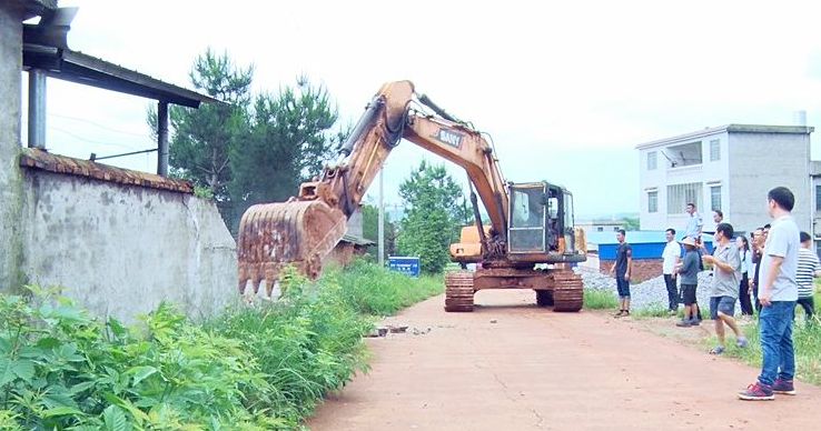 流峰镇开展“大整治 大拆违 大清扫”集中整顿活动