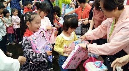 香港爱心人士赴太和潭沙村开展爱心捐助活动 