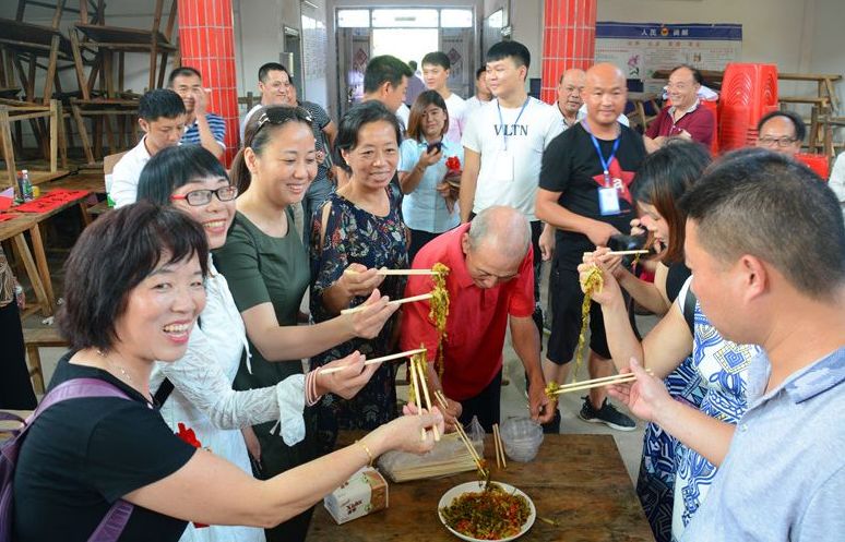 村民自办酸菜节  拓宽精准扶贫新路径