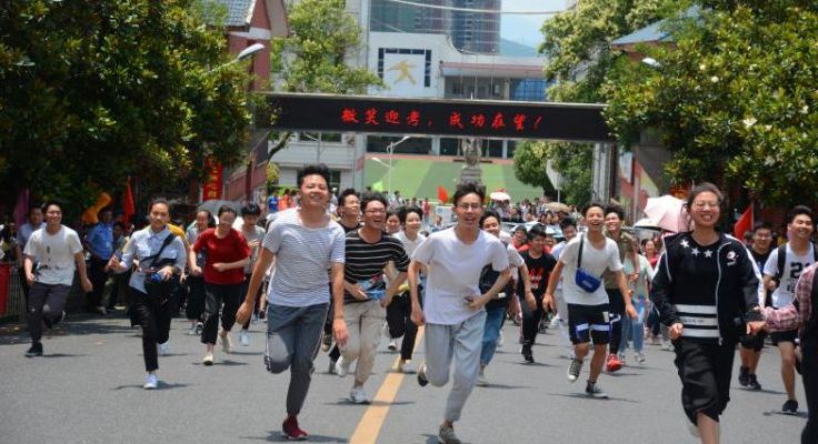 高考第一天：我县3477名考生信心满满步入考场