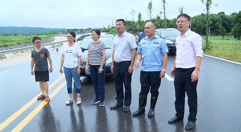 黄力到舂陵江镇指导防汛工作