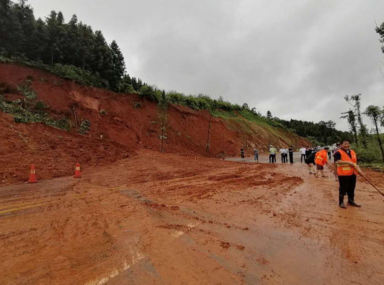 莲花大道因暴雨出现泥石流  多部门紧急抢险