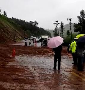 【路况发布】莲花大道莲花坪农场段塌方 路面中断过往车辆请绕行