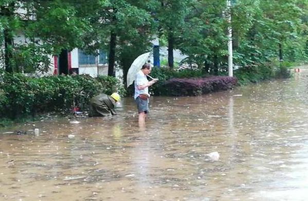强降雨来袭  我们齐心协力在行动