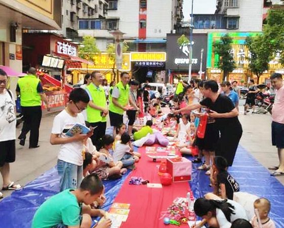 【新时代文明实践在桂阳】手拉手爱心义卖，心连心一起成长