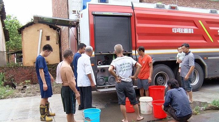 县消防救援大队进村送水 解村民饮水之困