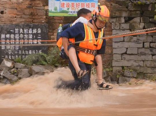 柏树村：暴雨致3名学生被困 消防紧急救援脱险