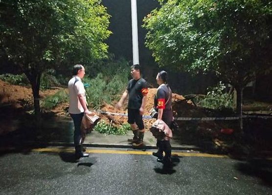 鹿峰街道：汛期24小时值守保障人民群众生命财产安全
