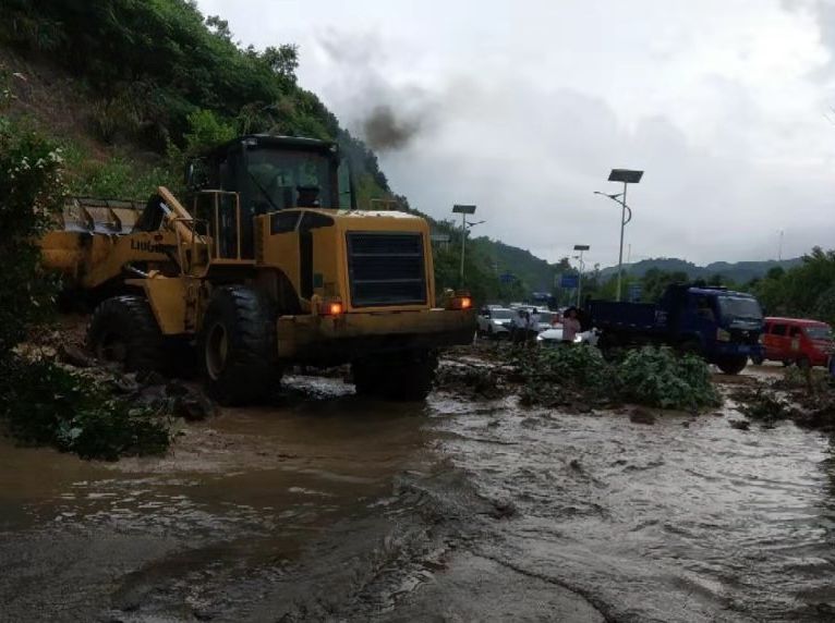 县公路管理局迅速抢通受阻公路