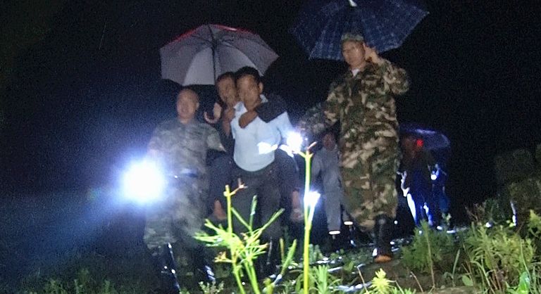 方元镇：暴雨来袭  连夜紧急转移安置群众