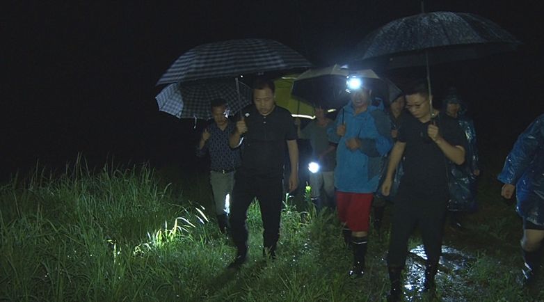 我县紧急调度方元水库预备溢洪工作