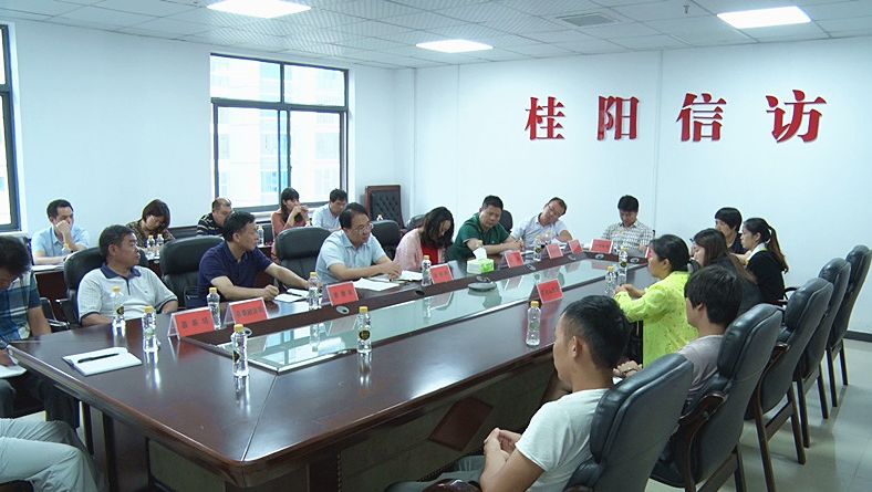  朱阳辉热情接待信访群众