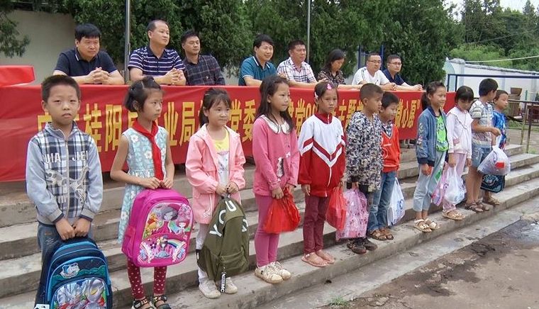 林业局开展庆祝建党98周年主题党日暨送“微心愿”活动