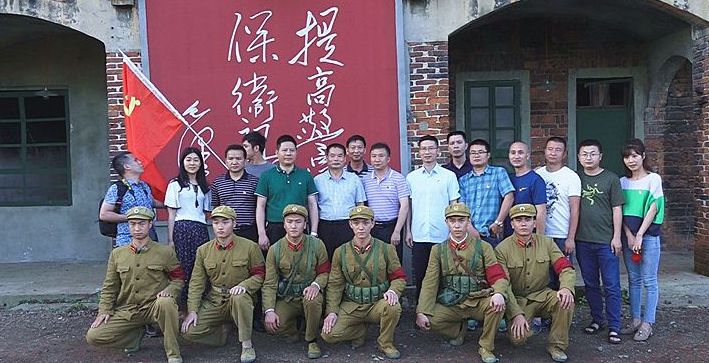 县政府办机关党支部到莲花坪农场开展6月份主题党日活动