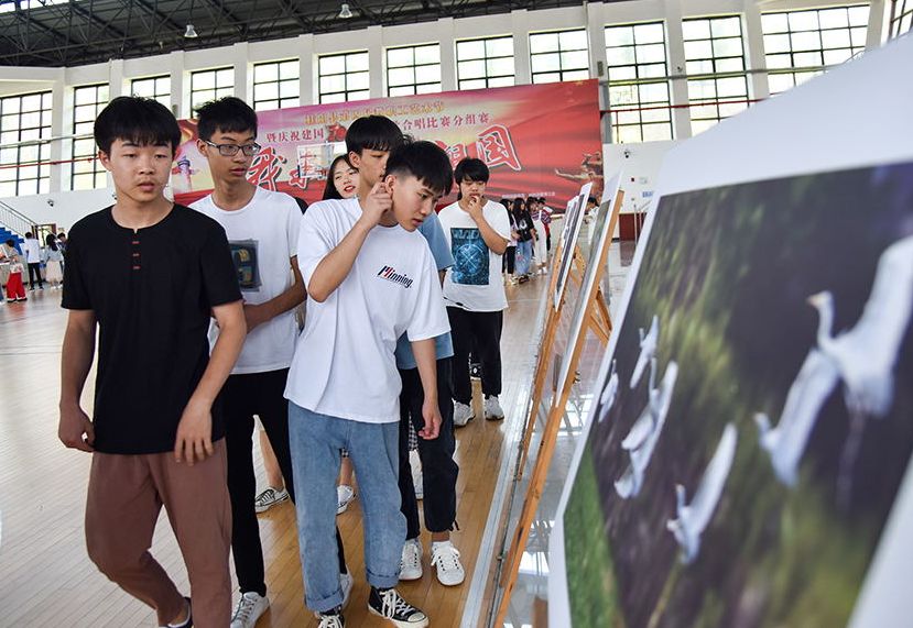 我县举行新中国成立70周年摄影作品展活动