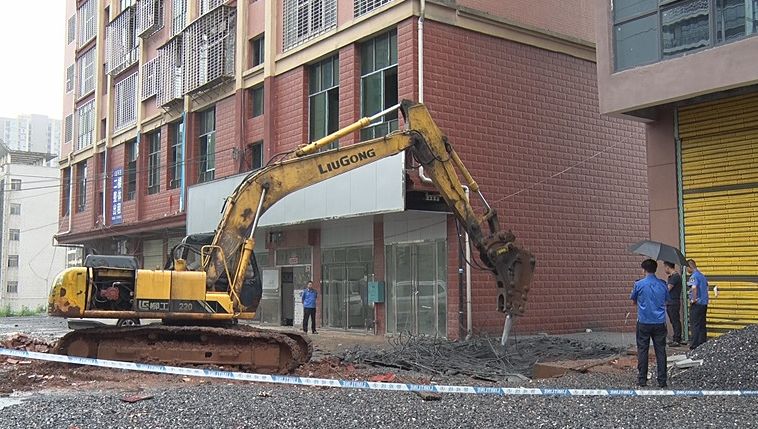 我县依法强制拆除违法违规建筑