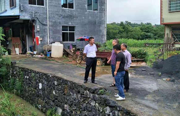 黄力到舂陵江镇督查防汛等工作