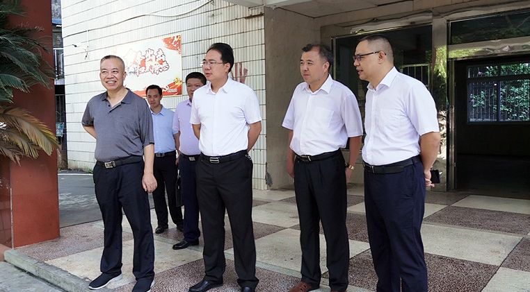 朱阳辉为耕地占补平衡领导小组办公室揭牌
