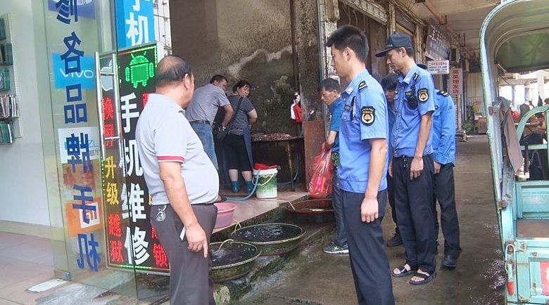 县城管局执法大队开展占道经营、违规搭建专项整治行动