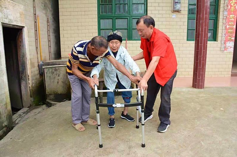 老谭有点忙 ——记郴州市道德模范谭宜达