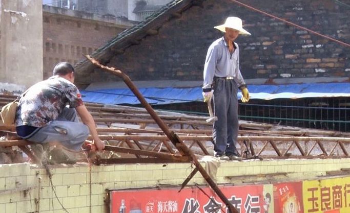 我县商贸城农菜区进行拆除改造