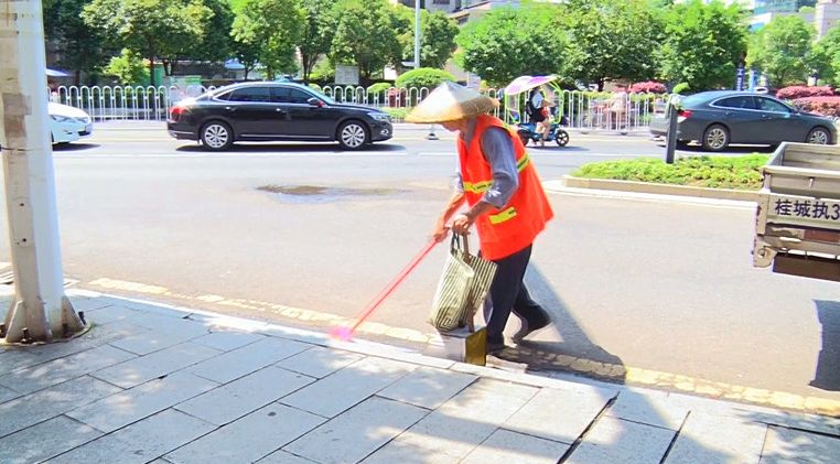 【高温下的劳动者】环卫工人：烈日下的城市“美容师”