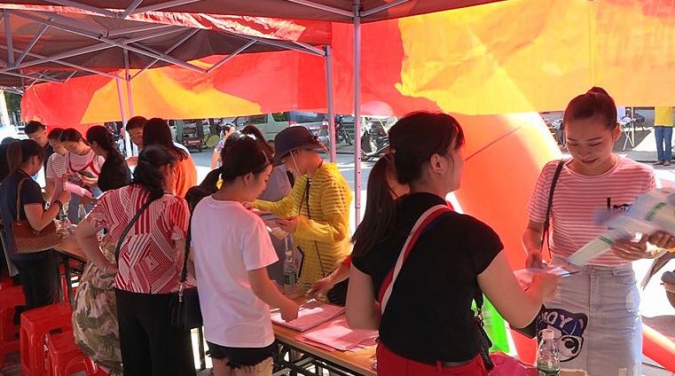 “高校招聘周暨就业扶贫”招聘会走进欧阳海镇