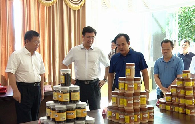 邹文辉调研我县农业龙头企业：加大扶持力度  让发展成果惠及更多群众