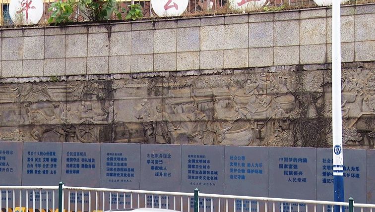  这些浮雕有点“悬”，市民呼吁消除“隐患”！