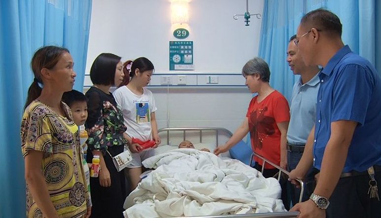 县教育基金会联合爱心人士为烫伤女孩献爱心