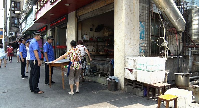 县城管局持续推进城区秩序专项整治活动