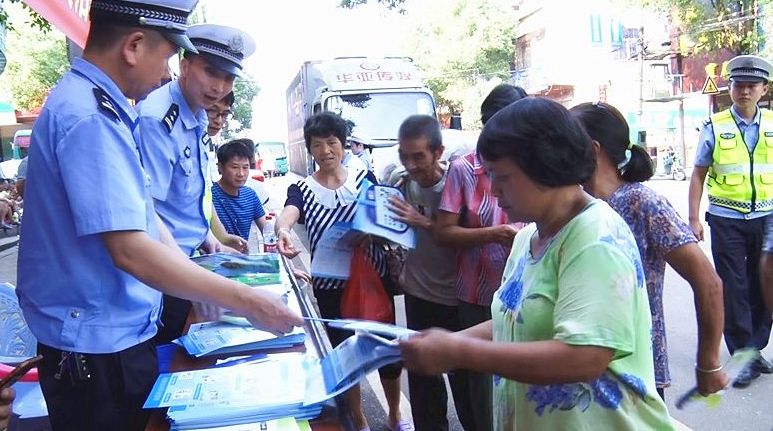 县交警大队开展交通安全宣传活动