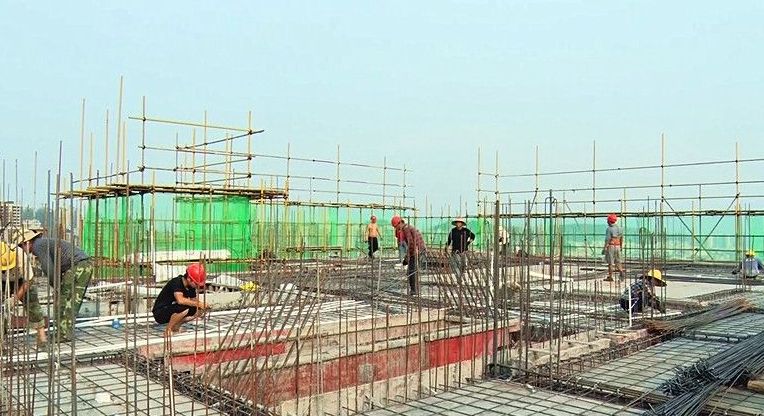 【高温下的劳动者】建筑工人：挥汗如雨 筑就城市美丽