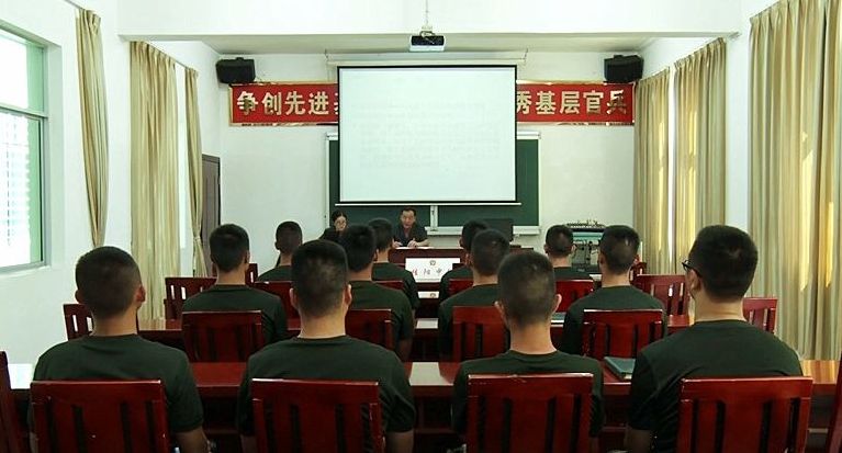 我县开展“送法进军营”活动 