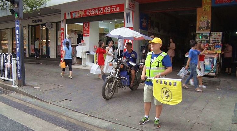 文明出行看过来：我县首批文明劝导员正式上岗