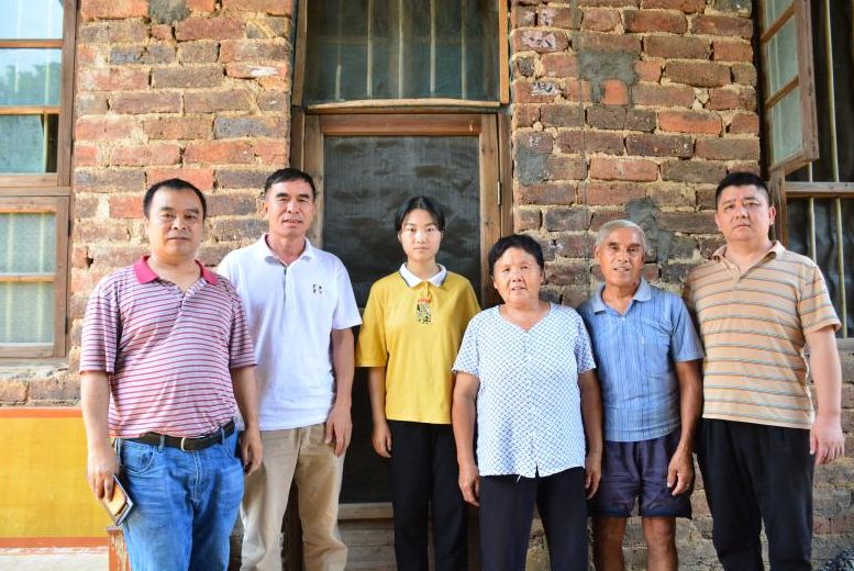 探访贫困学子：触摸生活残酷 感受人间温情