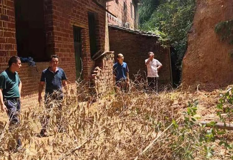 县总工会开展入户帮扶“微服务”活动