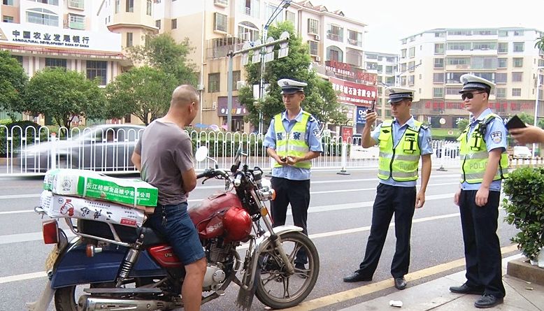 以汗水诠释担当  确保道路交通平安