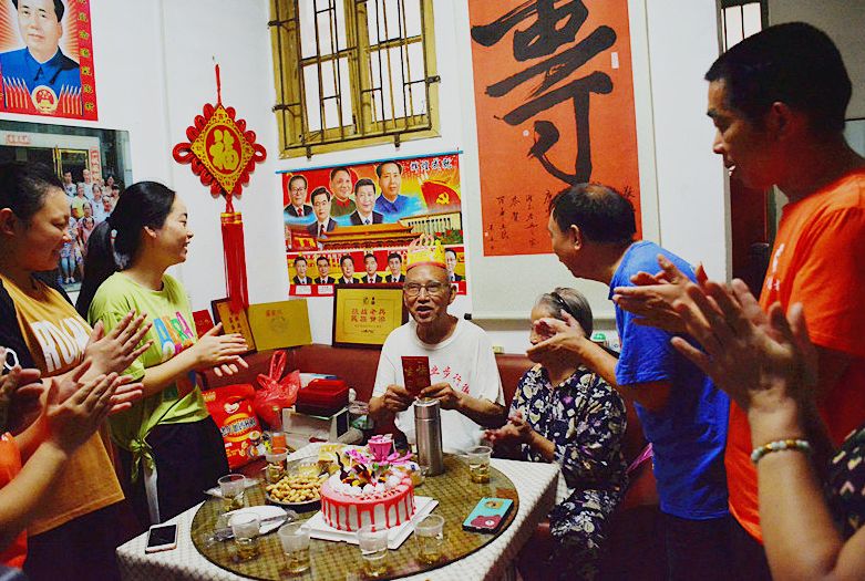 志愿者为94岁抗战老兵庆生，忆峥嵘岁月惜眼下时光！