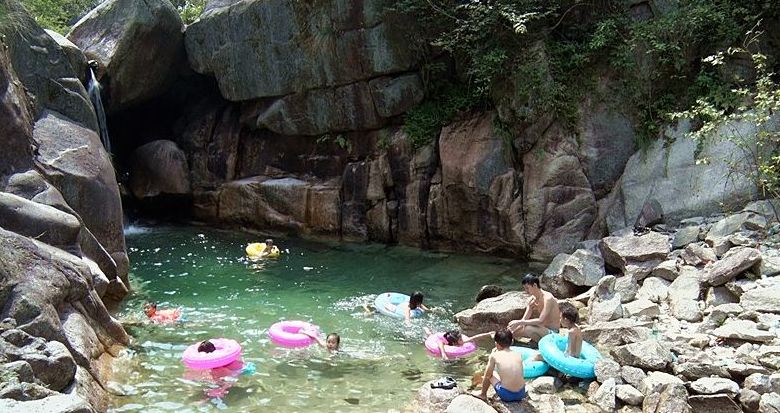  桥市辉山：深山峡谷风光吸引不少避暑游客