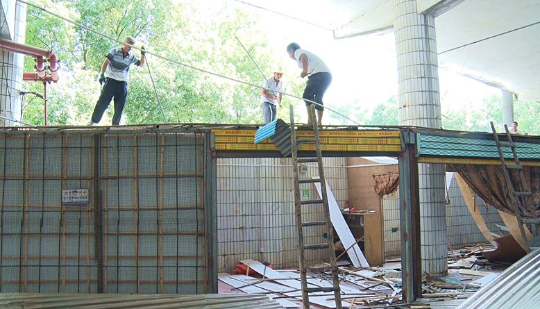 我县依法拆除舂陵市场内一处违章建筑
