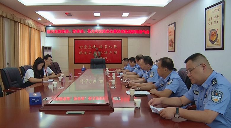 县交警大队举行“除隐患、防事故、保大庆”交通安全整治攻坚战新闻通气会