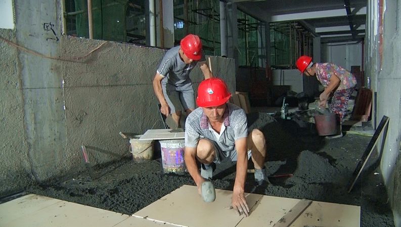 昼夜施工赶进度  人民完小改扩建工程8月底可交付使用