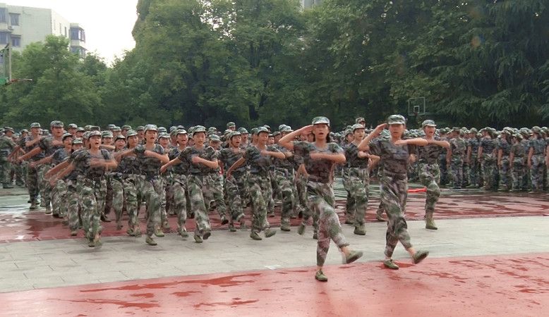  桂阳一中组织开展队列表演活动 展示军训成果