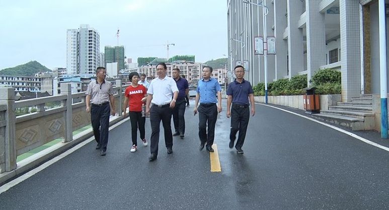 朱阳辉调研中、小学校园基础设施建设、校园环境和校园文化建设等工作